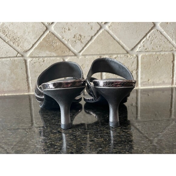 Size 7 LifeStride Women's Frolic Dress Sandal silver toe loop - Picture 5 of 7